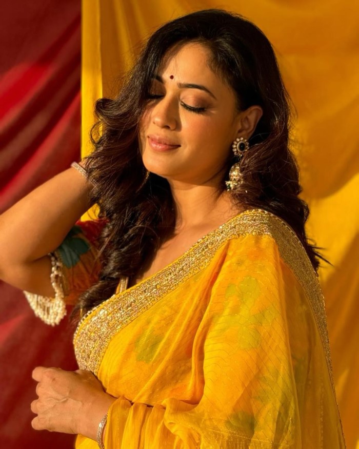Actress Shweta Tiwari's Stunning Photoshoot In Yellow Saree: Elegance Redefined