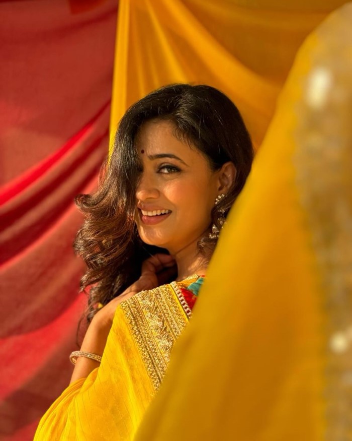 Actress Shweta Tiwari's Stunning Photoshoot In Yellow Saree: Elegance Redefined