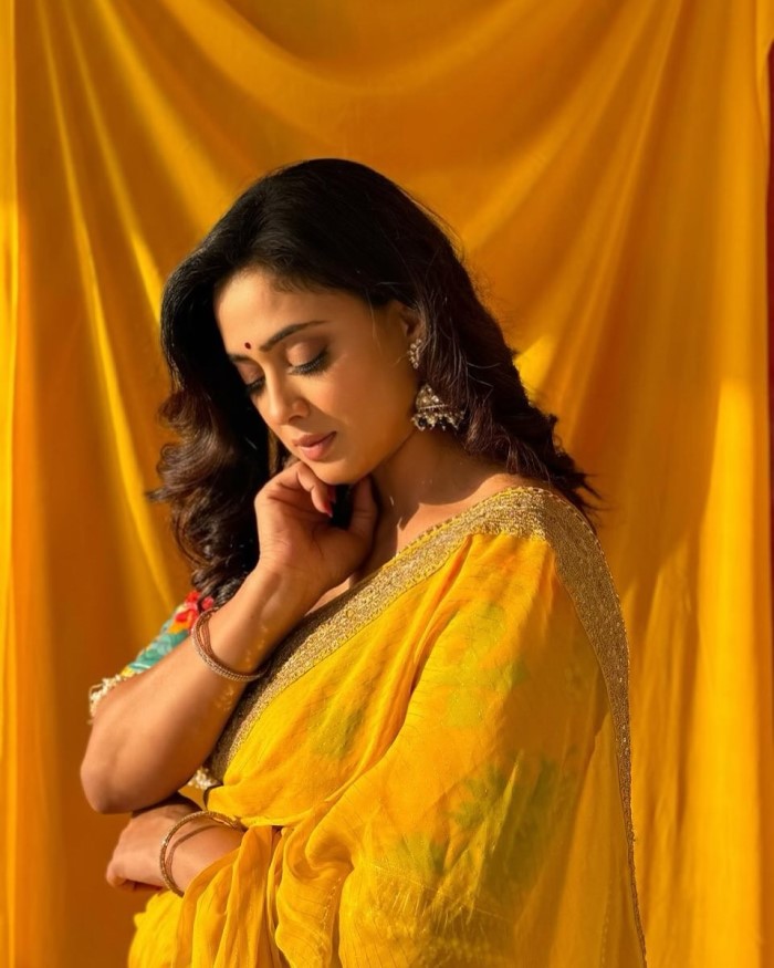 Actress Shweta Tiwari's Stunning Photoshoot In Yellow Saree: Elegance Redefined