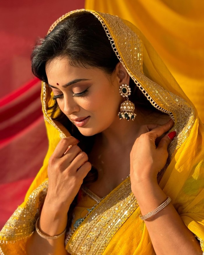 Actress Shweta Tiwari's Stunning Photoshoot In Yellow Saree: Elegance Redefined