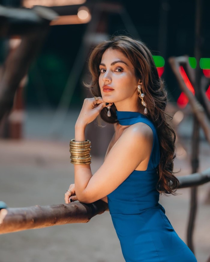 रिया चक्रवर्ती भी बॉलीवुड की एक मशहूर एक्ट्रेस है और आपको बता दे कि दिवंगत एक्टर सुशांत सिंह राजपूत से प्यार करना उनका काफी महंगा पड़ा