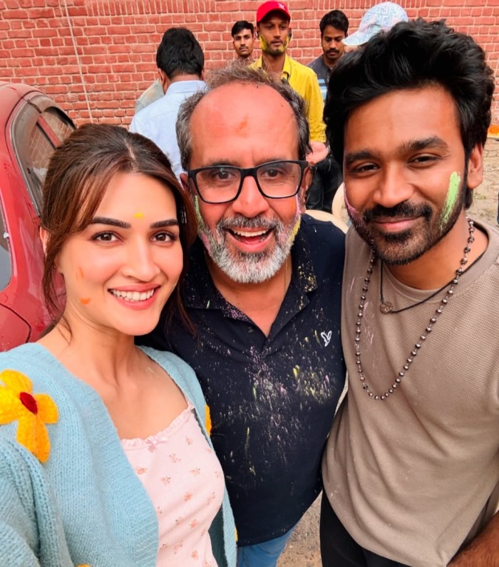 कृति सेनन ने अपनी आने वाली फिल्म तेरे इश्क के सेट से एक तस्वीर को शेयर किया है।