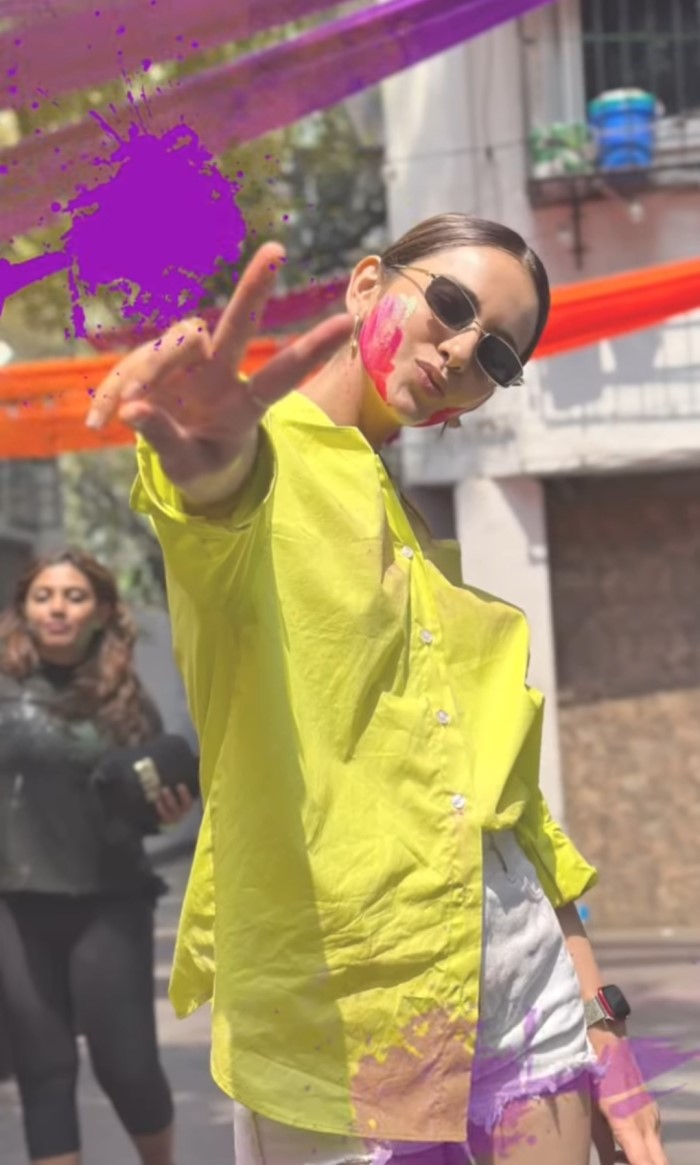 रकुल प्रीत सिंह भी बॉलीवुड की एक जानी-मानी अभिनेत्री है और आपको बता दें कि उन्होंने येलो आउटफिट में चश्मा लगाए हुए होली के रंगों में डूबे हुए एक वीडियो शेयर कर दिया है