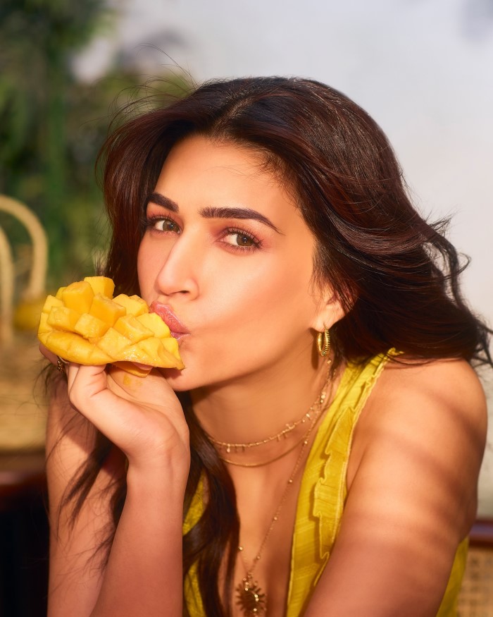 Kriti Sanon eating mangoes