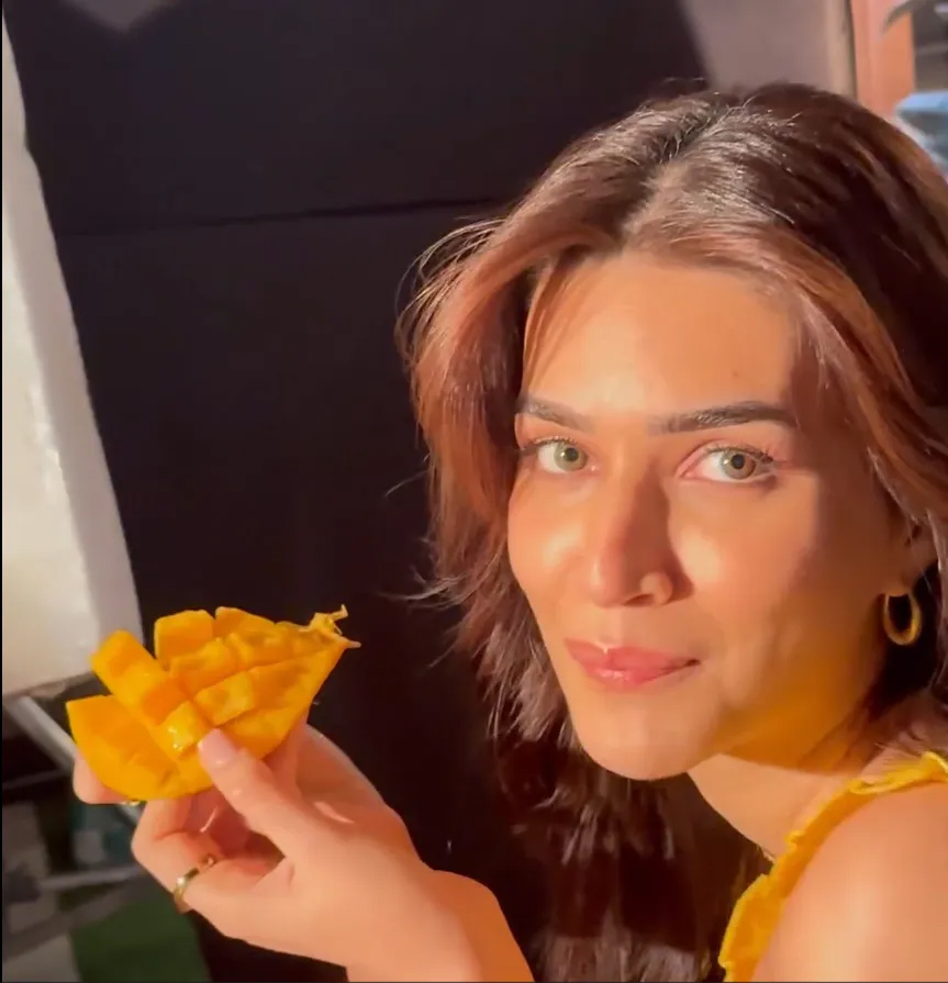 Kriti Sanon eating mangoes