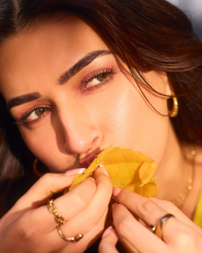 Kriti Sanon eating mangoes