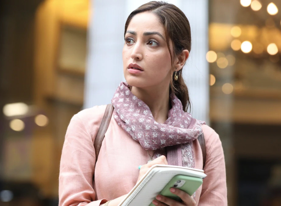 Yami Gautam’s look in Lost as a journalist was simple yet impactful. She donned kurtas and dresses, keeping her appearance mysterious and intense