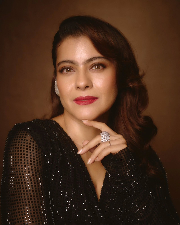 काजोल बॉलीवुड की एक मशहूर अभिनेत्री है और 90 के दशक में काफी जानी-मानी फिल्मों में उन्होंने काम किया है