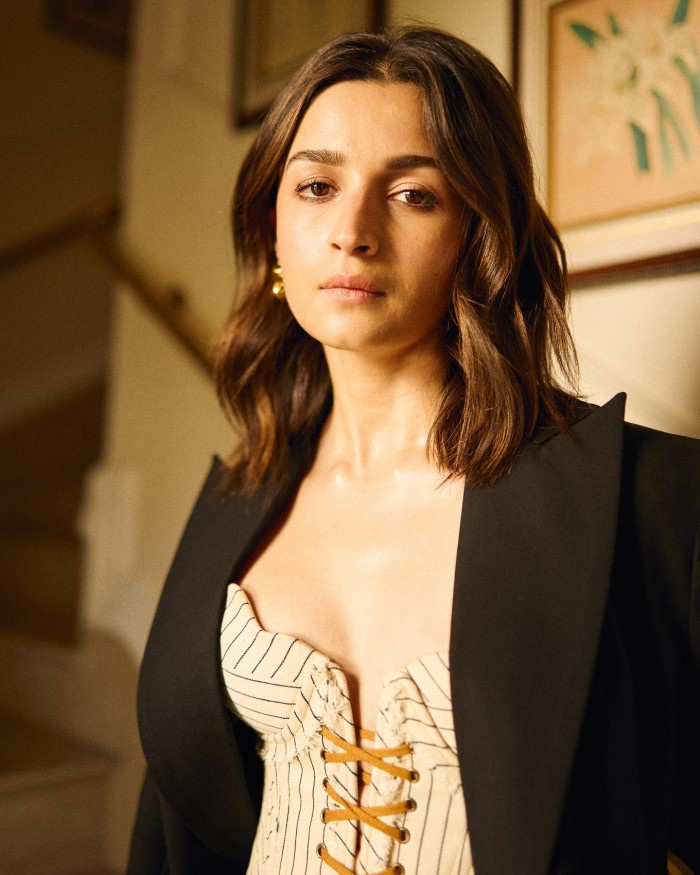 आलिया भट्ट का भी नाम इस लिस्ट में शामिल है और आपको बता दें कि उनकी भी स्किन बहुत अच्छी है। बिना मेकअप के वह काफी अच्छी नजर आती हैं।