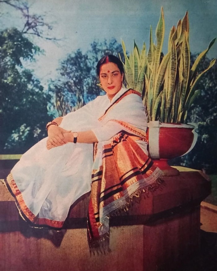 नरगिस भी अपने जमाने की बेहद ही उम्दा एक्ट्रेस रह चुकी है और आपको बता दें कि उन्होंने काफी लाजवाब फिल्में भी अपने करियर में दी है