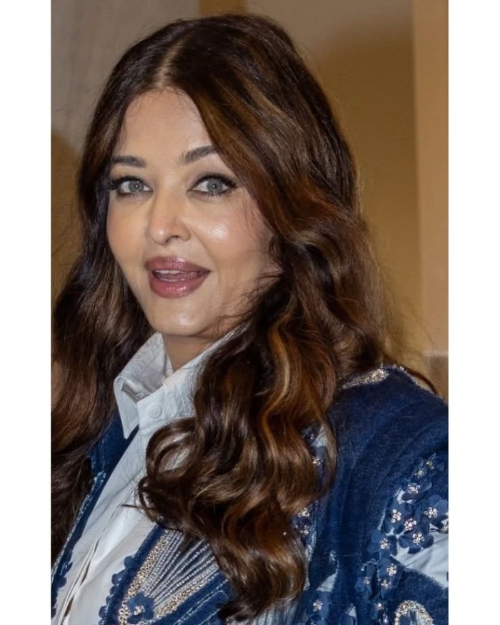 रजनीकांत साउथ से लेकर बॉलीवुड इंडस्ट्री पर राज करते हैं। जानकारी के लिए आपको बता दें कि उन्होंने 'रोबोट' फिल्म में अपने से 23 साल छोटी ऐश्वर्या राय बच्चन के साथ में रोमांस किया था।