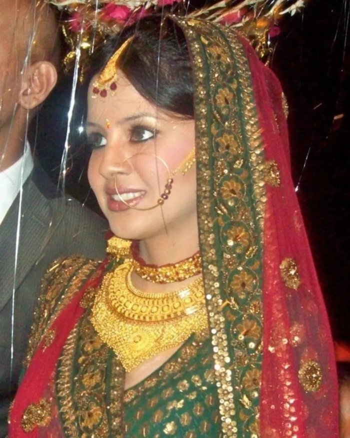 Sakshi re-wore her bridal jewellery from 15 years ago, including a gold choker, layered necklace, and traditional nath, showcasing the enduring charm of classic pieces.