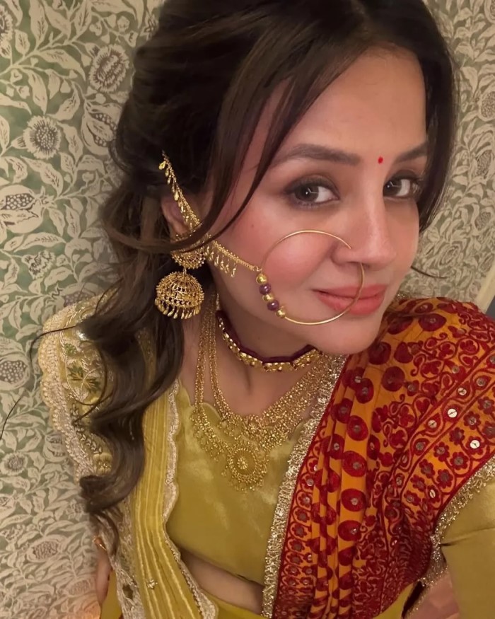 Pictures of the couple, especially Sakshi’s elegant ensemble and jewellery, went viral, earning admiration for her timeless style and thoughtful fashion choice.