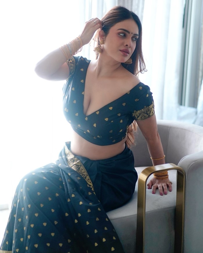 Neha Malik Shines In Black Saree With Golden Glow And Playful Charm