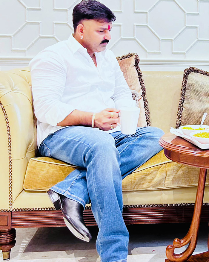 पवन सिंह भोजपुरी के पावर स्टार कहीं जाते हैं और इतना ही नहीं अक्षरा सिंह उन पर एक्स्ट्रा मैरिटल अफेयर के आरोप लगा चुकी है। खुद एक्ट्रेस ने इस बात का खुलासा किया था और उन पर धोखाधड़ी के आरोप भी लगाए थे।