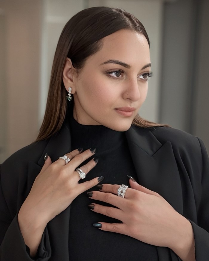 सोनाक्षी सिन्हा भी बॉलीवुड की एक जानी-मानी एक्ट्रेस है और आपको बता दें कि एक फैशन शो के दौरान उन्होंने अपना बैलेंस को दिया था और इसके चलते उनका काफी मजाक भी बना था।