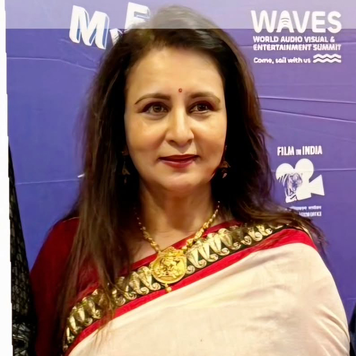 पूनम ढिल्लों भी एक जानी-मानी एक्ट्रेस है और आपको बता दें कि उनकी हील साड़ी में अटक गई थी और इसके चलते वह बुरी तरीके से गिर भी गई थी।