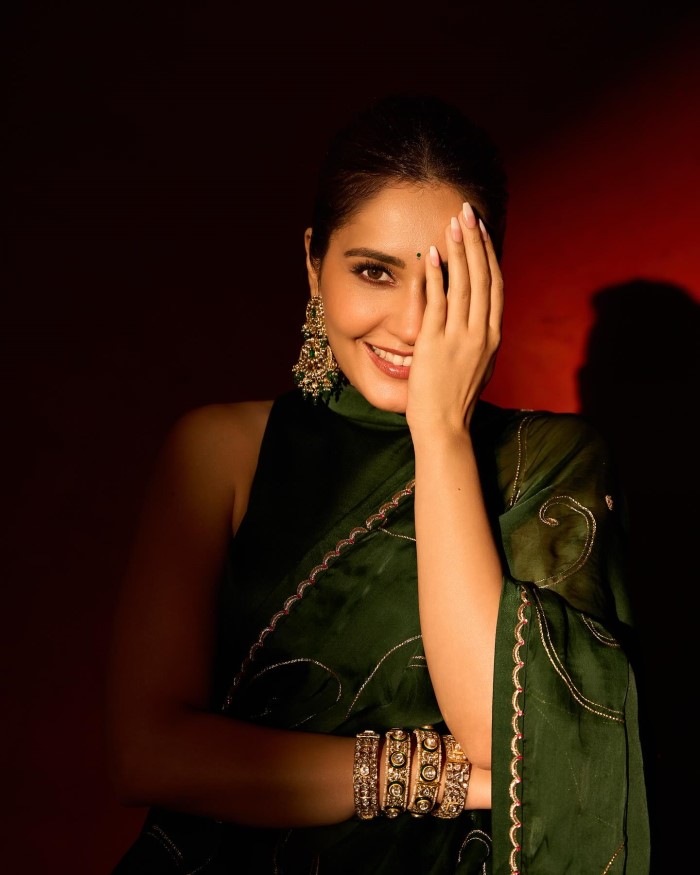 Raashi Khanna Latest Photoshoot: Stunning Fashion & Gorgeous Looks Revealed