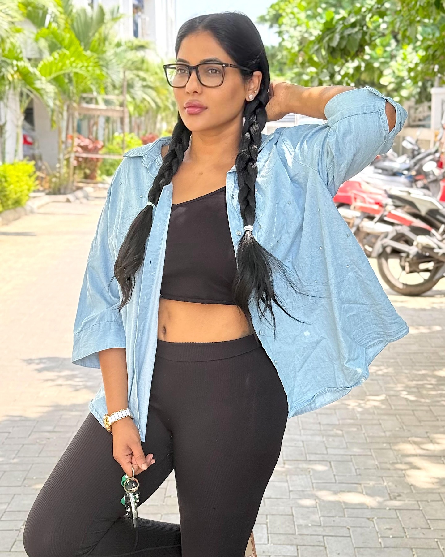 Reshma Pasupuleti's Stylish Casual Look In Black And Denim
