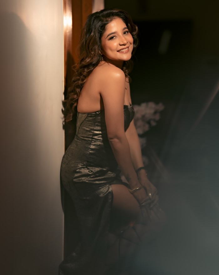 Sakshi Agarwal's Latest Bold Photoshoot Stunning Metallic Gown