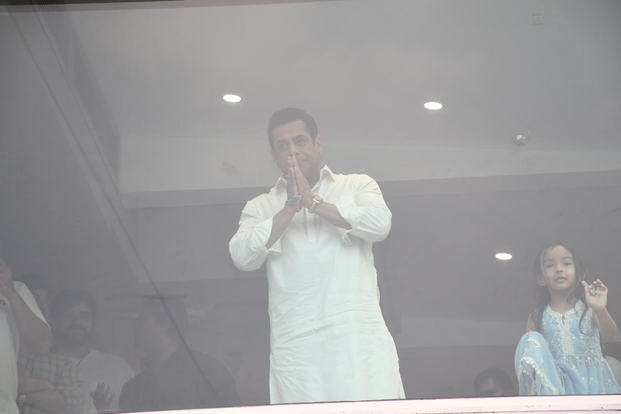 Salman Khan Wishes His Fans & Well Wished On Eid Mubarak; SEE PHOTOS