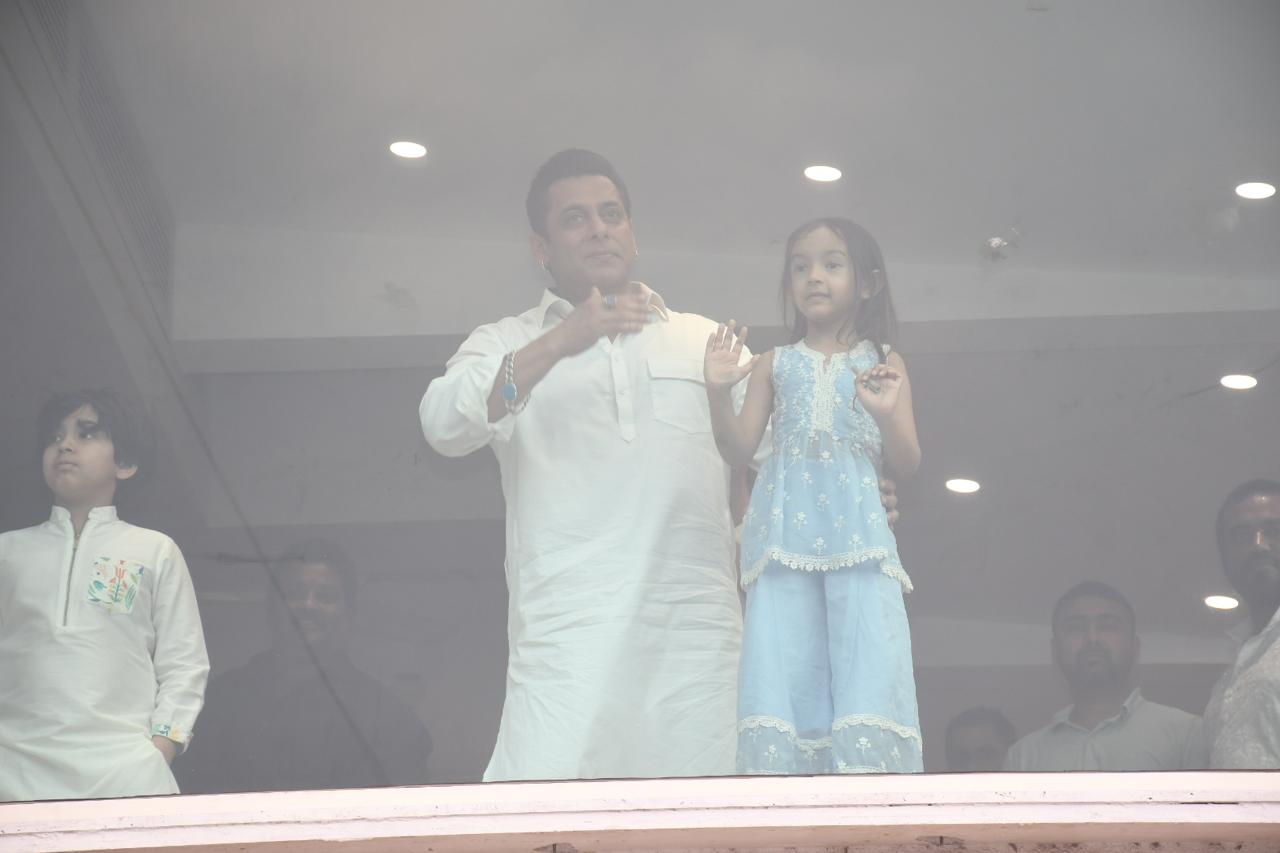 Salman Khan Wishes His Fans & Well Wished On Eid Mubarak; SEE PHOTOS