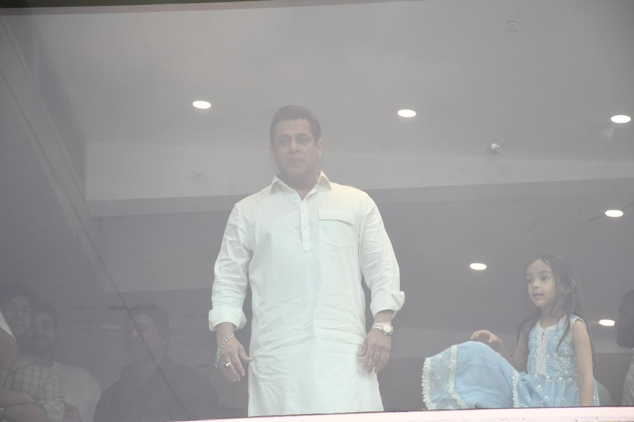 Salman Khan Wishes His Fans & Well Wished On Eid Mubarak; SEE PHOTOS