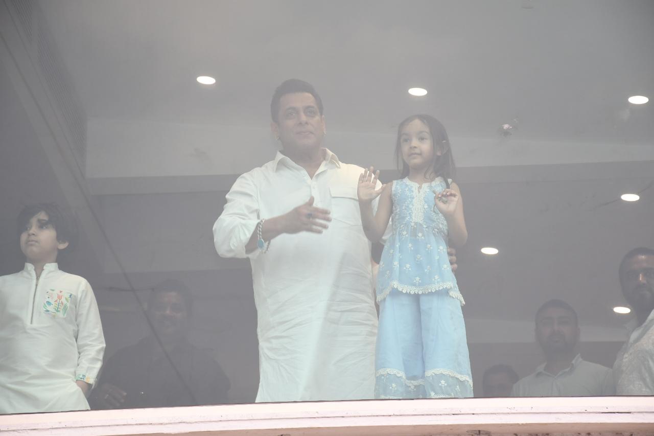 Salman Khan Wishes His Fans & Well Wished On Eid Mubarak; SEE PHOTOS