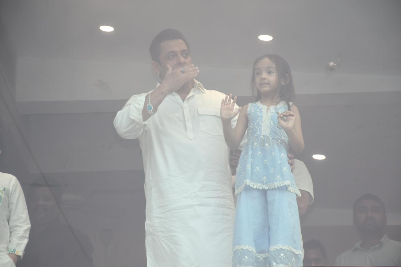Salman Khan Wishes His Fans & Well Wished On Eid Mubarak; SEE PHOTOS
