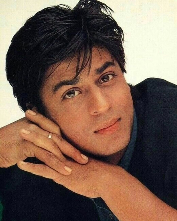 इसमें सबसे पहला नाम शाहरुख खान का आता है और आपको बता दे कि वह फिट रहने के लिए 1 मील ए डे डायट को फॉलो करते हैं। वह दिन में सिर्फ एक ही बार खाना खाते हैं