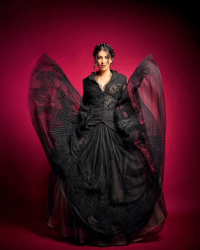 Shruti Haasan Stuns In An Exquisite Black Gown