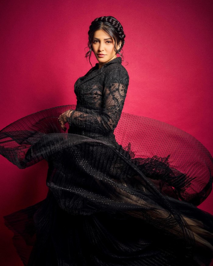 Shruti Haasan Stuns In An Exquisite Black Gown