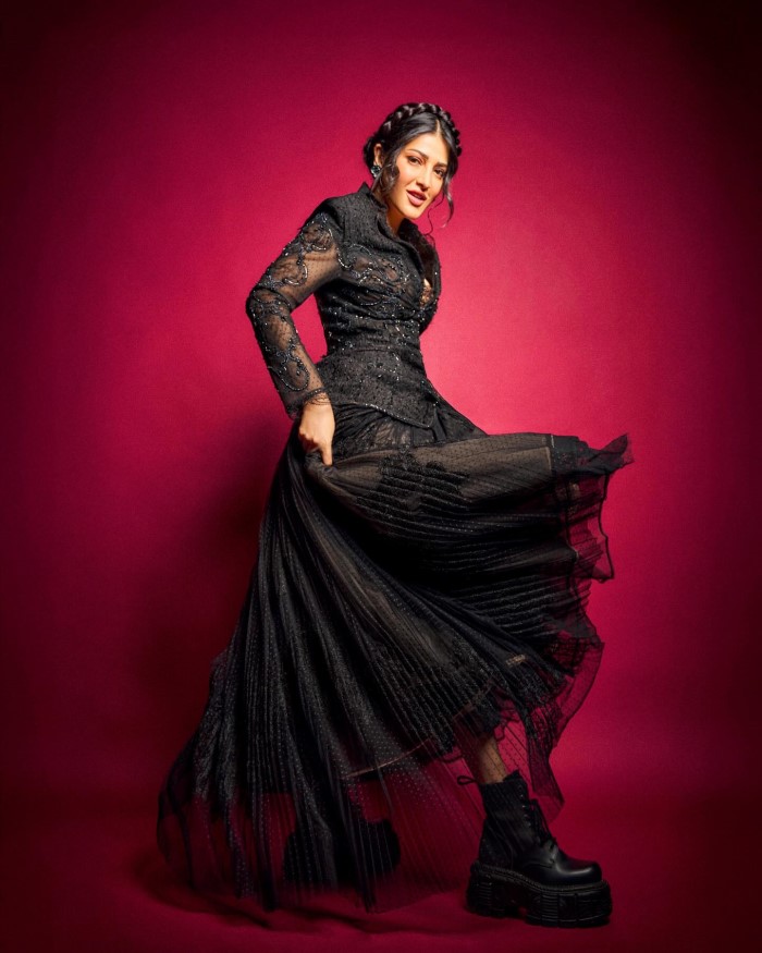 Shruti Haasan Stuns In An Exquisite Black Gown