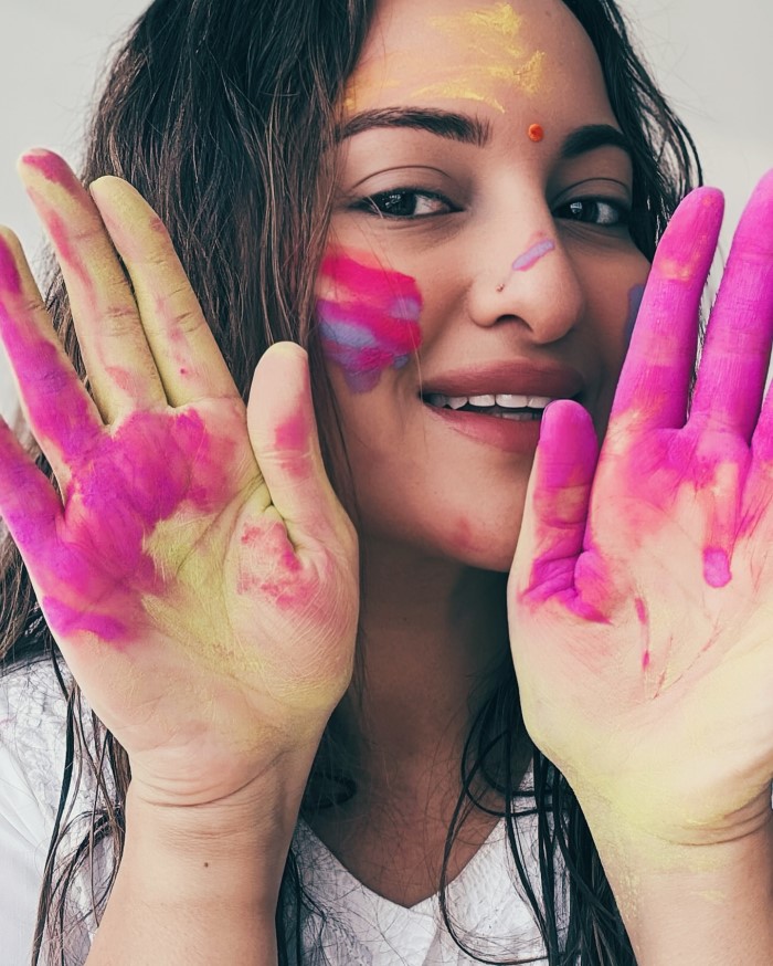 सोनाक्षी सिन्हा बॉलीवुड की एक जाने-माने अभिनेत्री है और आपको बता दें कि इस होली के त्योहार पर हर कोई अपने-अपने पार्टनर्स के साथ में होली खेलता हुआ नजर आ रहा है।