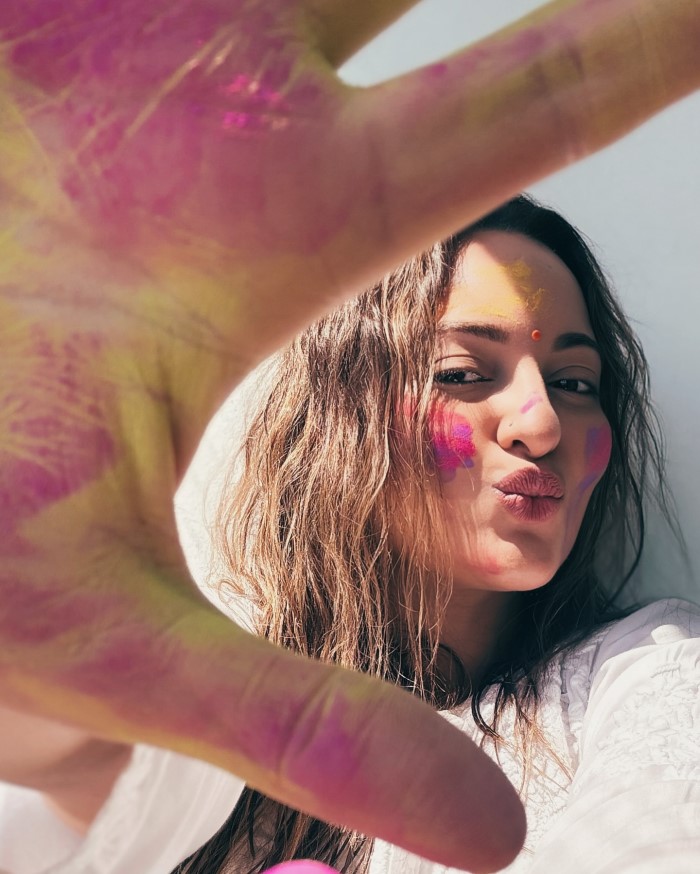 लेकिन सोनाक्षी सिन्हा ने हाल ही में अपने आधिकारिक इंस्टाग्राम अकाउंट से होली की कुछ बेहतरीन तस्वीरों को शेयर कर दिया है।