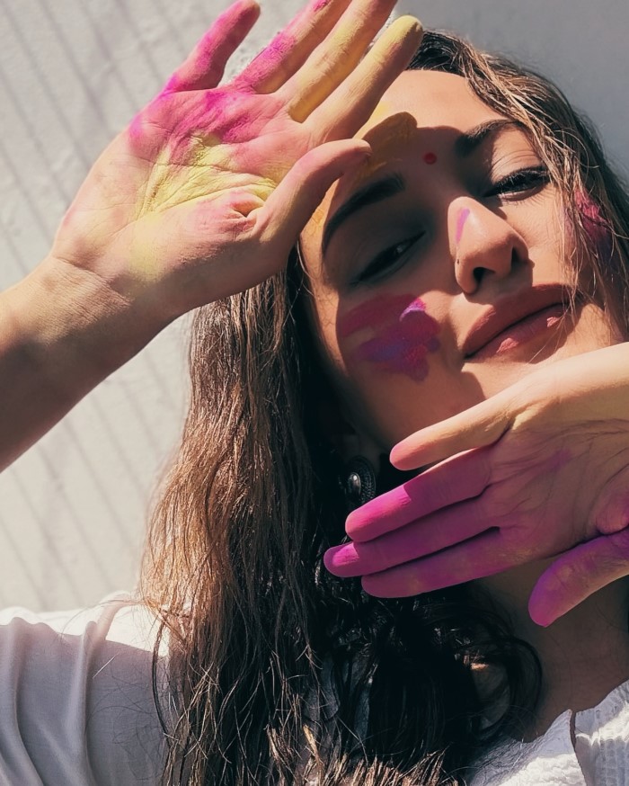 जानकारी के लिए आपको बता दें कि सोनाक्षी सिन्हा और जहीर इकबाल की ये शादी के बाद पहली होली है