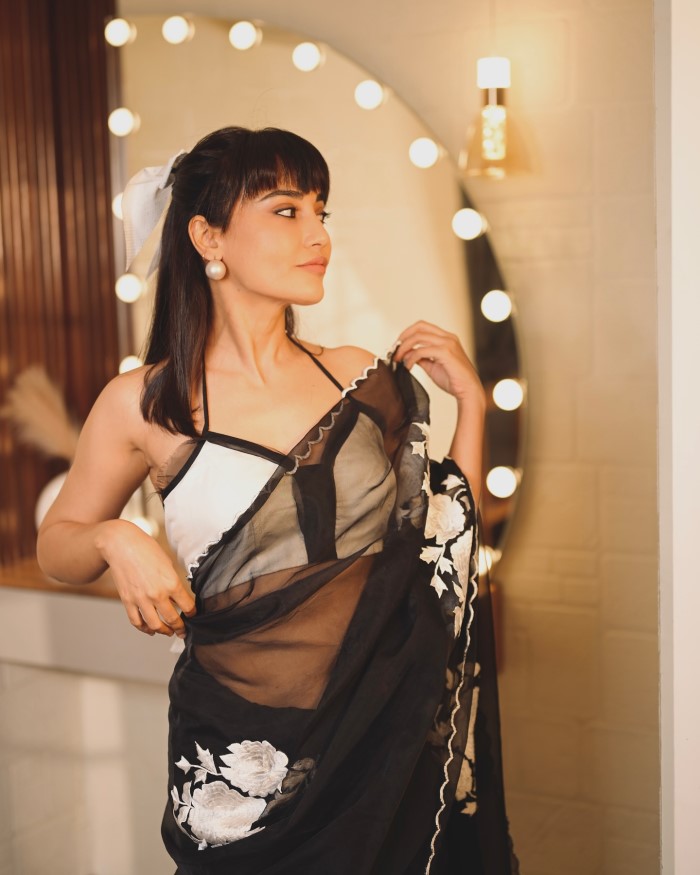 Surbhi Jyoti Dazzles In This Striking Saree Look.