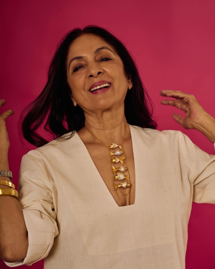 नीना गुप्ता बॉलीवुड की एक दिग्गज अभिनेत्री है और आपको बता दें कि उनकी अमृतसर से भी ज्यादा की हो चुकी है