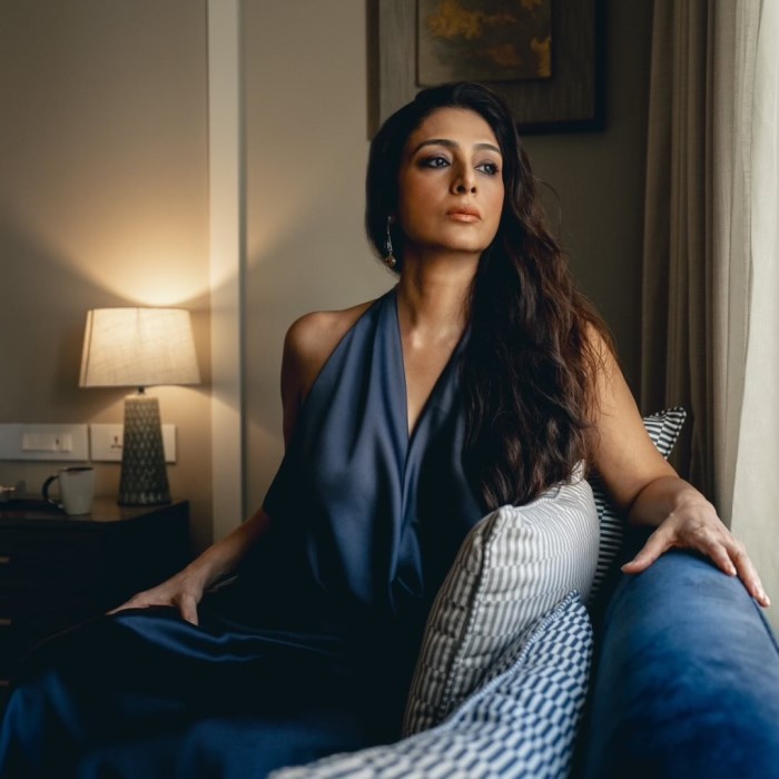 तब्बू भी बॉलीवुड की एक जानी-मानी एक्ट्रेस है और उन्होंने सिर्फ बॉलीवुड में ही नहीं बल्कि साउथ इंडस्ट्री में भी काफी बेहतरीन काम किया है