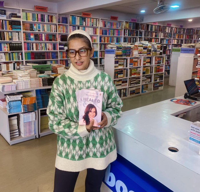 मनीषा कोइराला का नाम भी इस लिस्ट में शामिल है और आपको बता दें कि यह वह कैंसर जैसी हानिकारक बीमारी से जूझकर आई है।