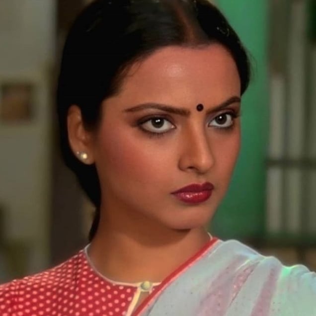 बॉलीवुड की एवरग्रीन एक्ट्रेस कहीं जाने वाली रेखा की उम्र 70 से भी ऊपर हो चुकी है और आपको बता दें कि आज की जनरेशन भी उनकी एक्टिंग के सामने फीकी पड़ जाती है।