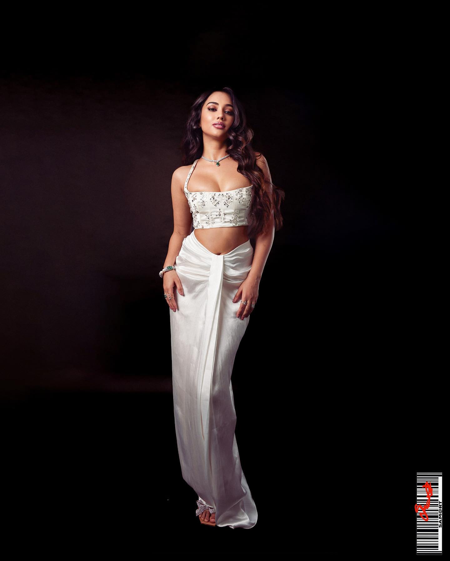 Akanksha walked straight out of a dream in this pristine white draped skirt and embellished crop top. The minimalistic glam, paired with soft waves and delicate jewelry, gave Greek goddess vibes with a desi twist. Effortlessly elegant, dangerously divine.