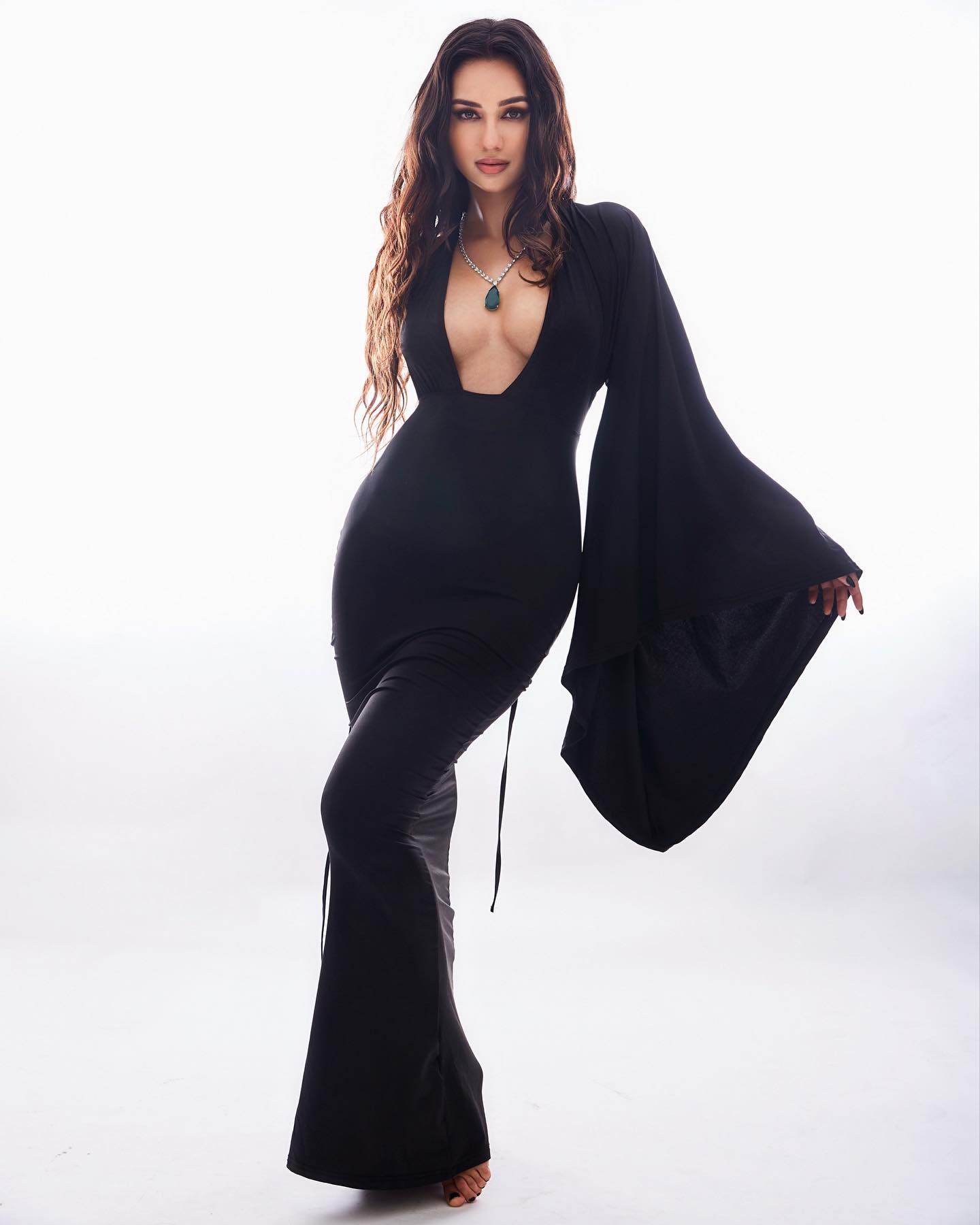 Okay, but this black gown? It’s giving drama. It’s giving power. With the plunging neckline, and flared sleeves, Akanksha proved she can own the room with a single stare. That emerald pendant? Chef’s kiss.