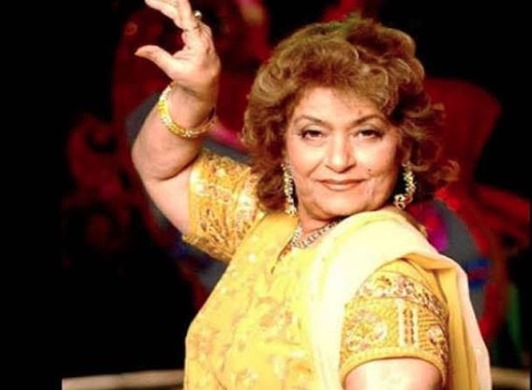 Saroj Khan was a true legend whose contribution to Bollywood dance is unmatched. With a career spanning over four decades, she choreographed some of the most iconic songs in Indian cinema, leaving behind a legacy that continues to inspire dancers across generations. From Ek Do Teen to Dhak Dhak Karne Laga and Dola Re Dola, her choreography blended emotion, expression.