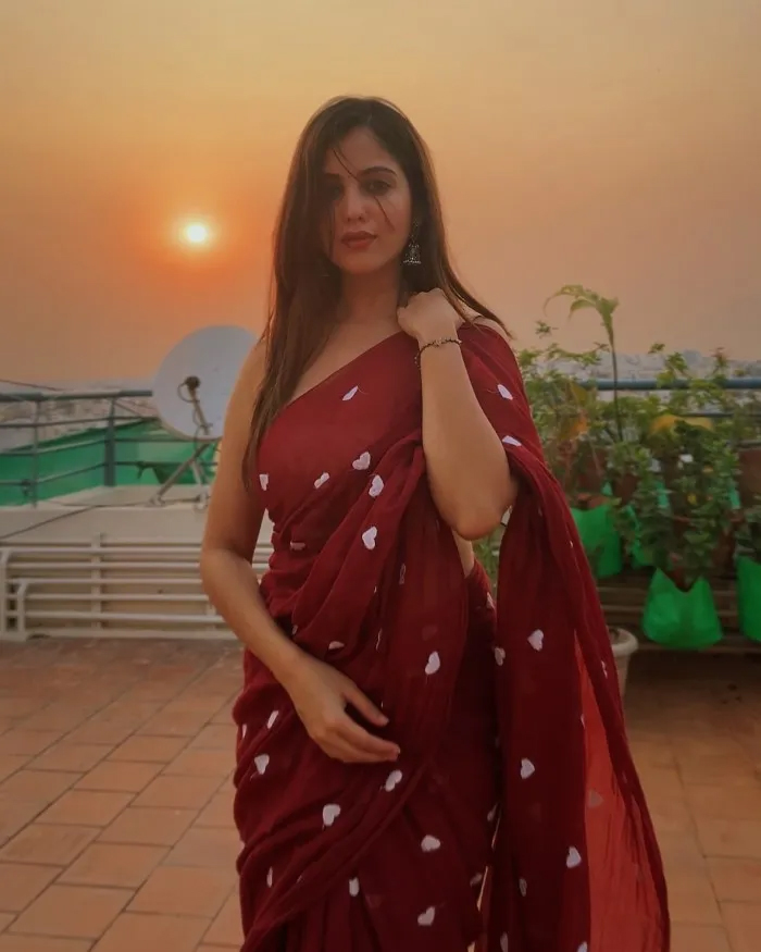 Niveditha Gowda's Eternal Saree Elegance: Sunset Radiance