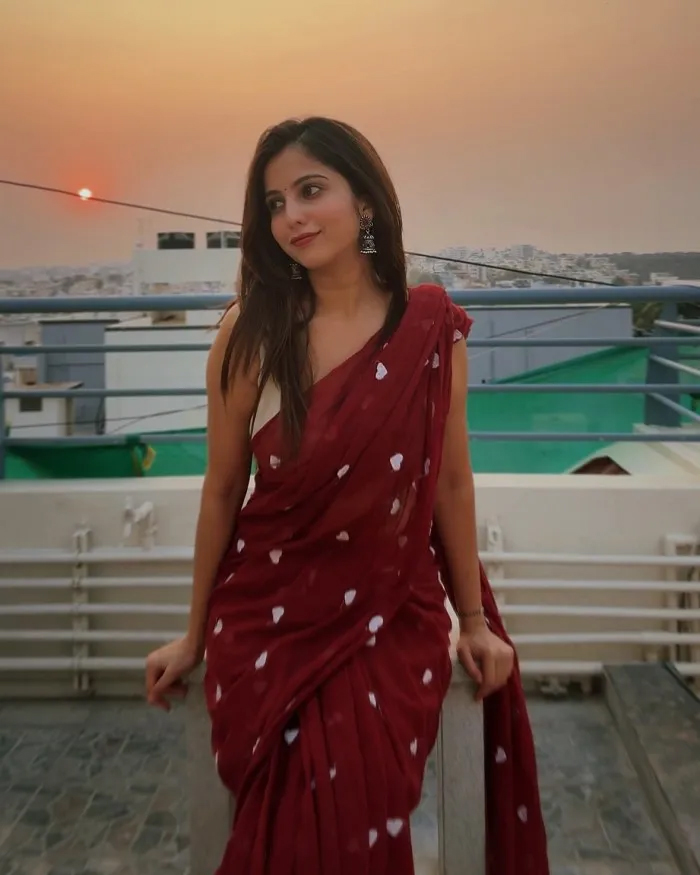 Niveditha Gowda's Eternal Saree Elegance: Sunset Radiance
