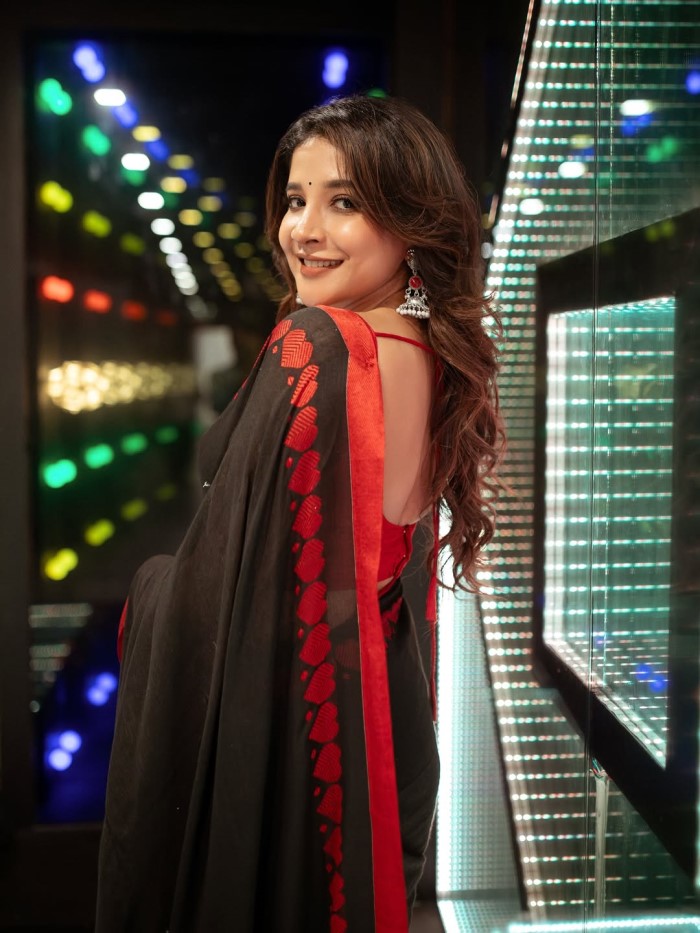 Sakshi Agarwal Stunning In Black Saree With Bold Red Accents