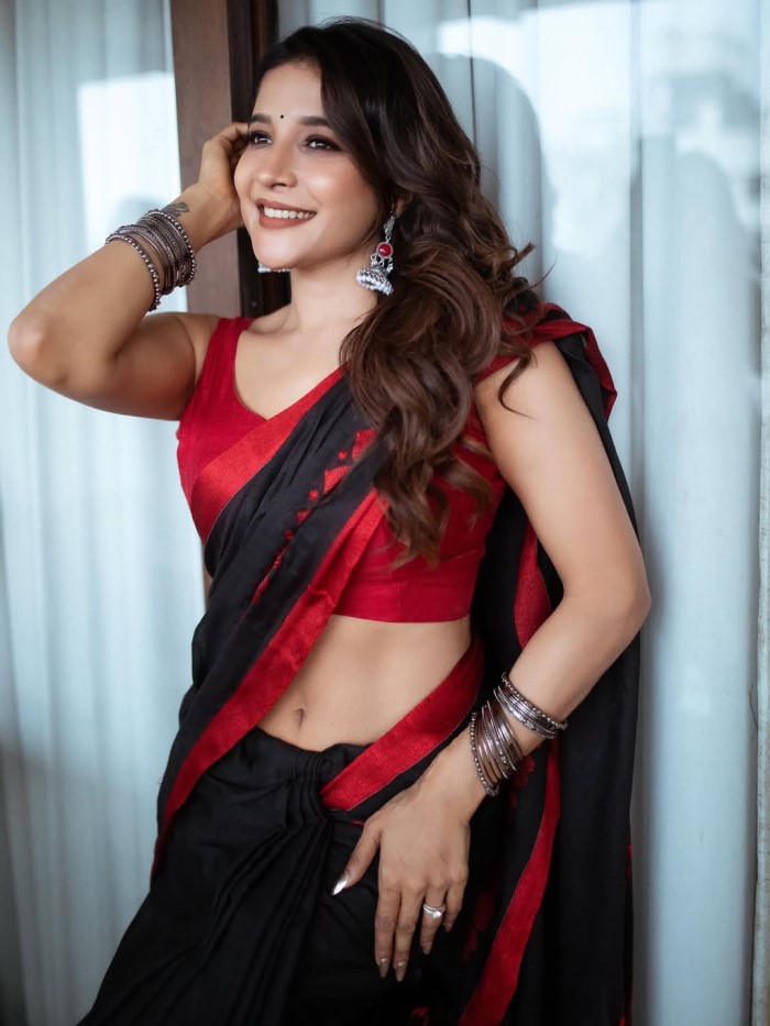 Sakshi Agarwal Stunning In Black Saree With Bold Red Accents