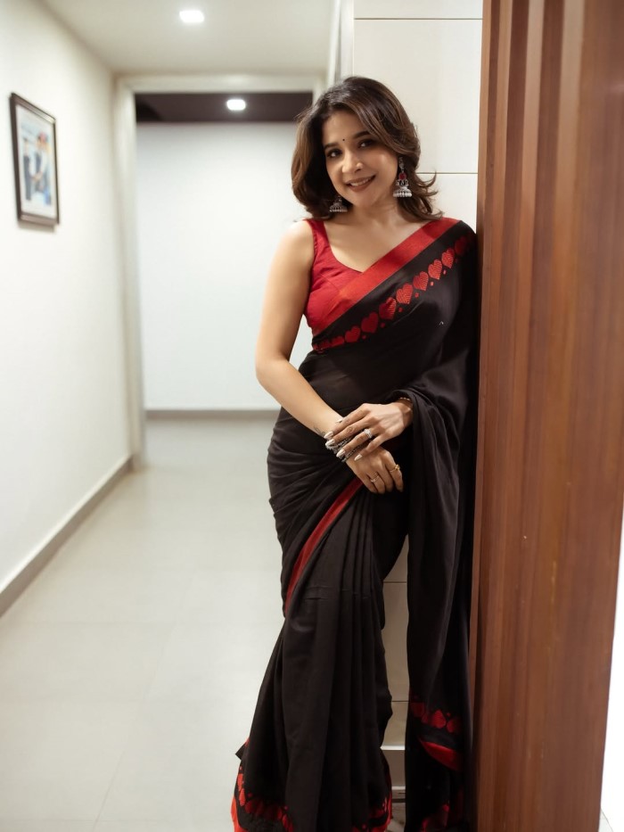 Sakshi Agarwal Stunning In Black Saree With Bold Red Accents