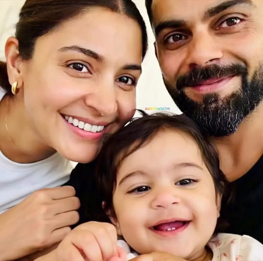 Virat Kohli’s & Anushka Sharma Photos With Little Girl Goes Viral On Internet !! Is It Vamika’s First Face Reveal?